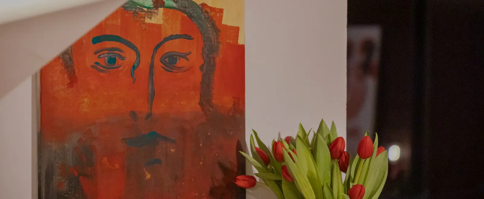 Obraz i tulipany we wnętrzu ośrodka